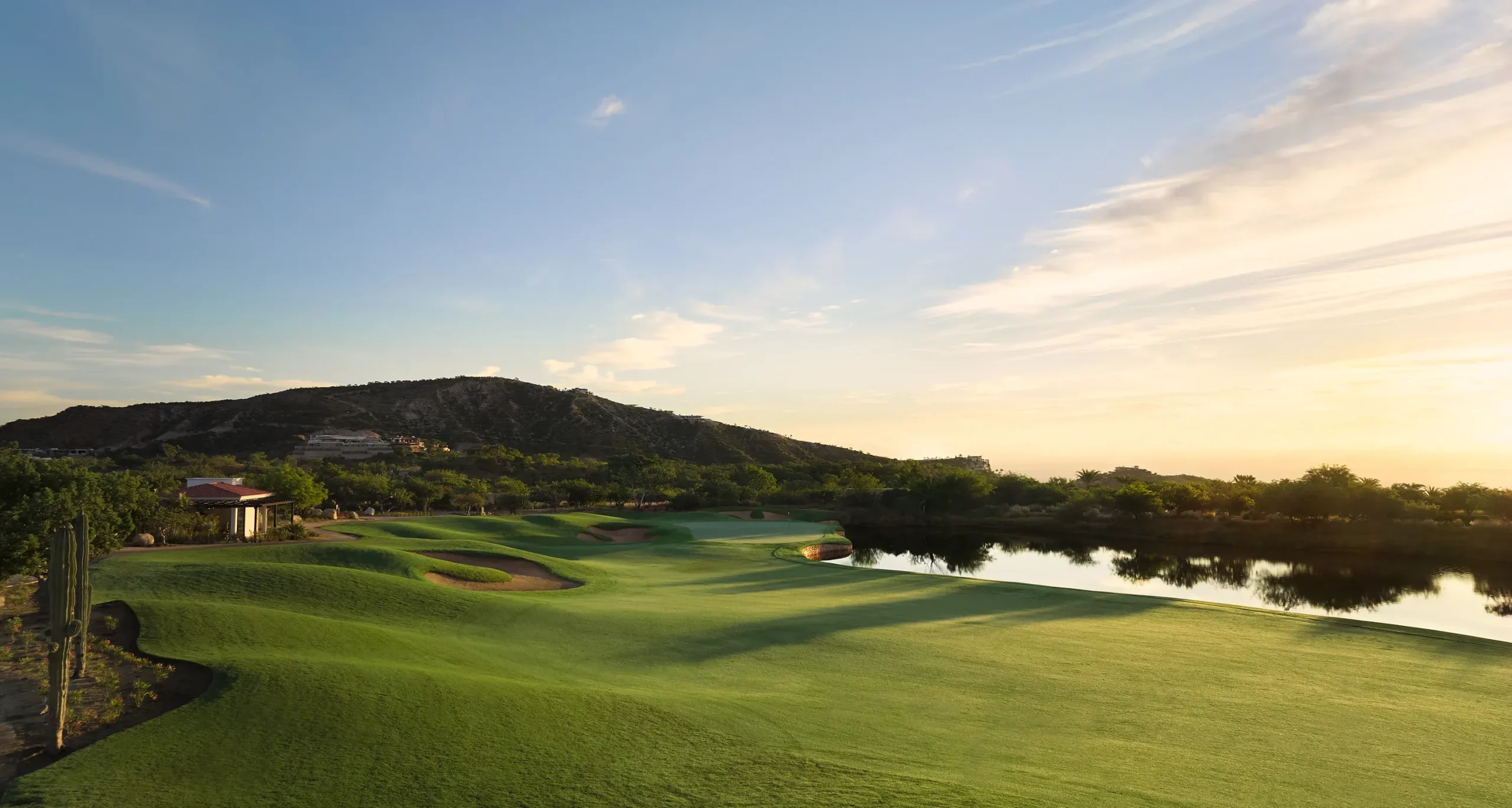 Oceanfront golf hole in Los Cabos
