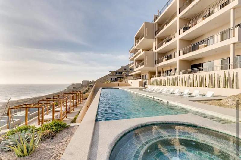 Cliffside pool and jacuzzi facing the Pacific at The Breakers, Cerritos