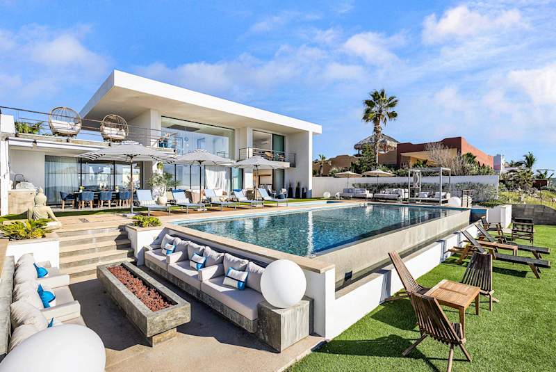 Vista Ballena oceanfront villa with infinity pool and lawn on Cerritos Beach