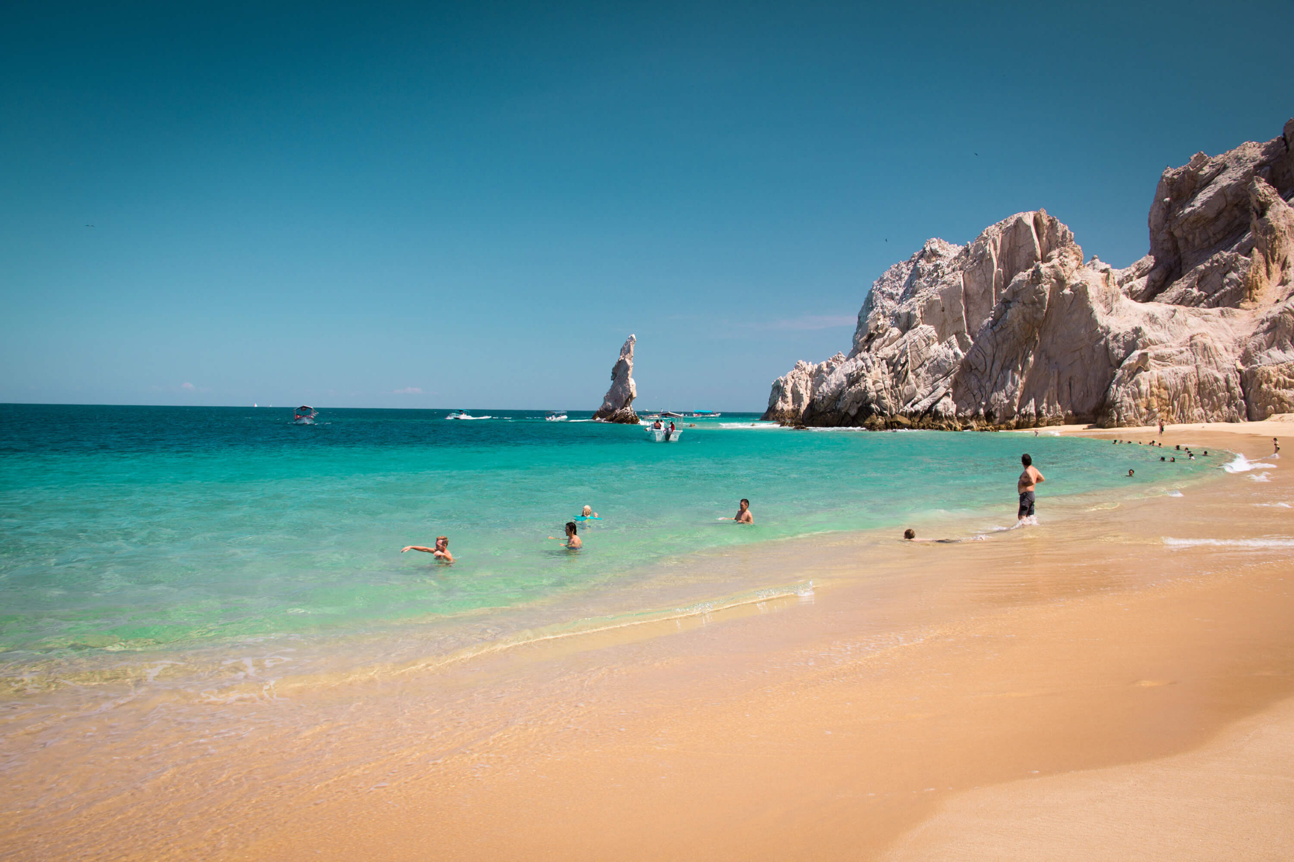 Beautiful beach and turquoise water in Cabo