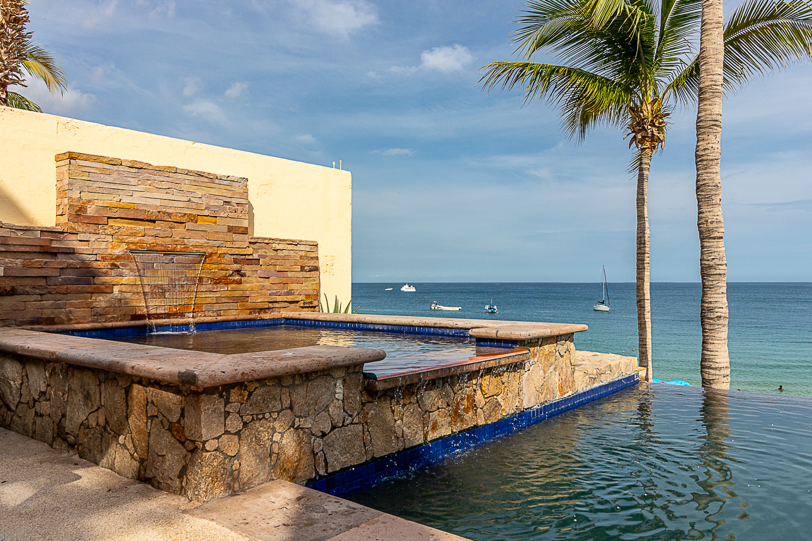 Private infinity pool and jacuzzi at Villa Anais Medano Beach