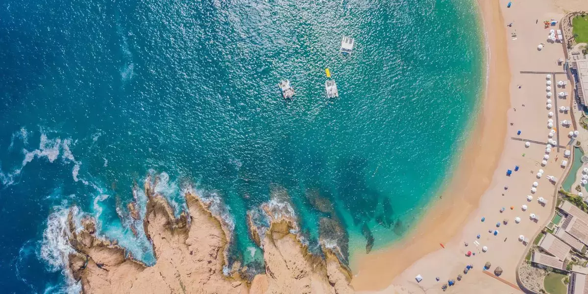Vista aérea de una playa en Los Cabos